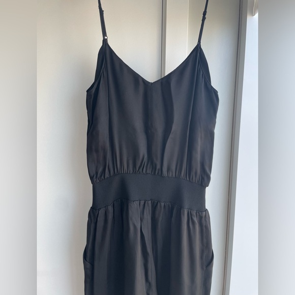 CINQ Á SEPT Amia Satin V-Neck Jumpsuit 🖤🖤 - Picture 7 of 8